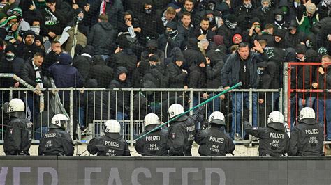 St Pauli Gegen Hannover Randale Im Block Mehr Als Verletzte