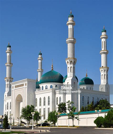 Sebuah Masjid Putih Besar Dengan Kubah Hijau Yang Indah Dan Empat