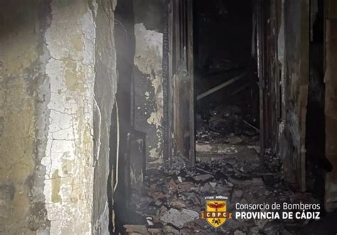 Un grave incendio calcina por completo una casa en Alcalá del Valle