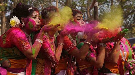 Holi Festival भस्म और अंगारों वाली होली से लेकर जानें 21 अनूठी होलियो