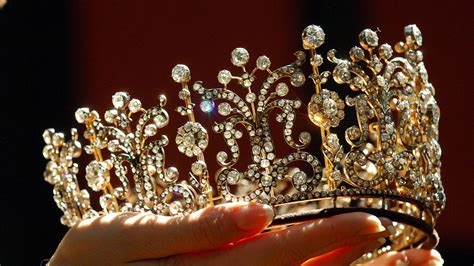 La historia detrás de la subasta tiara del duelo de los Windsor