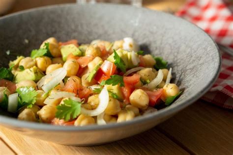 Ensalada De Garbanzos Con Aguacate Y Cilantro Cebolla Dulce