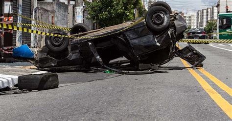 Sp Carro Capota E Dois Ficam Feridos Em Acidente