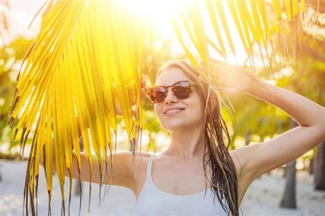 Mujer Hermosa Joven En Traje De Baño En La Playa Tropical Verano