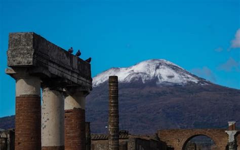 Primi Fiocchi Di Neve Sul Vesuvio Il Vulcano Imbiancato Foto Sky Tg