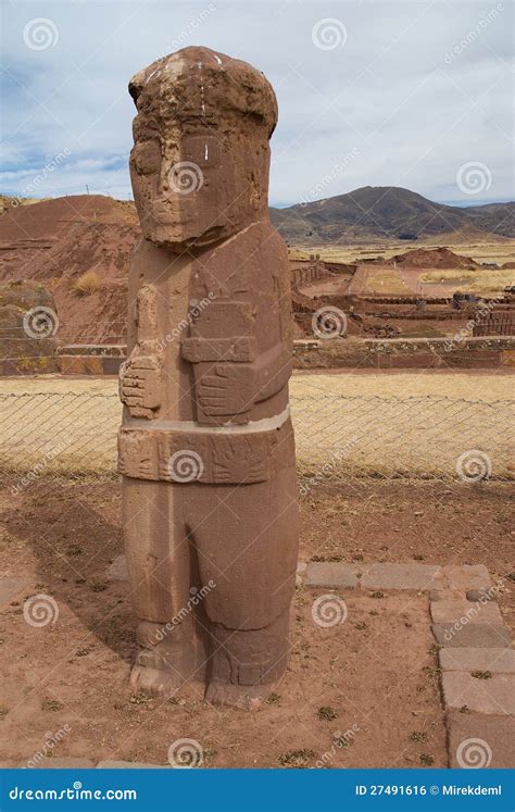 Wall In Tiahuanaco With Stone Faces Royalty Free Stock Image