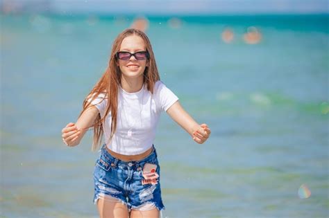 Adorável Menina Adolescente Na Praia Aproveite Suas Férias De Verão