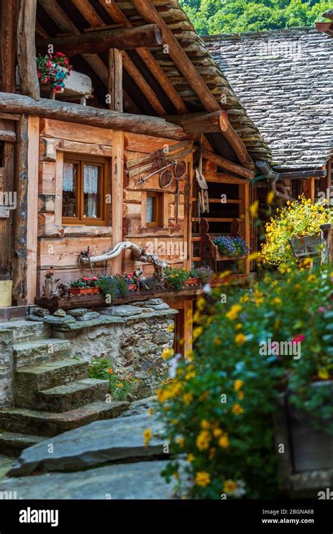 Casas T Picas De Estilo Walser En Pedemonte Alagna Valsesia Piamonte