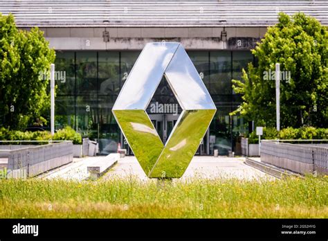 Renault Technocentre Hi Res Stock Photography And Images Alamy