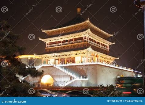 Campanario Iluminado De Xian Por La Noche China Foto De Archivo