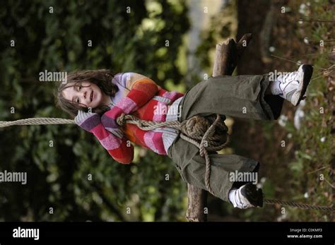 Junges Mädchen Auf Seil Schwingen An Einen Baum Gefesselt Im Freien