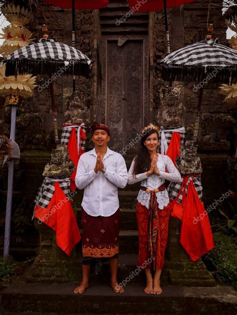 Pareja Multicultural De Pie Cerca Del Templo De Bali Manos En Namaste