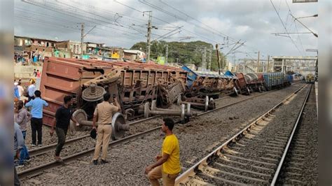 पालघर रेल्वे स्थानकात मालगाडी रुळावरुन घसरली पश्चिम रेल्वेची वाहतूक