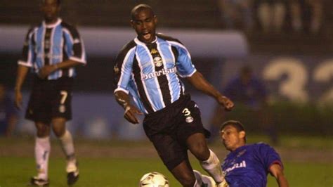 Lembra dele Saiba por onde anda Baloy ex zagueiro do Grêmio nos anos 2000