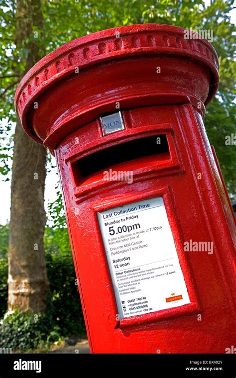 Traditional Royal mail letter post box UK Stock Photo - Alamy