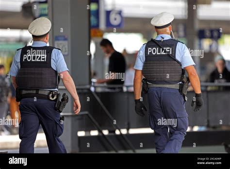 Bundespolizei während der EM an Bahnhöfen Streife der Bundespolizei auf