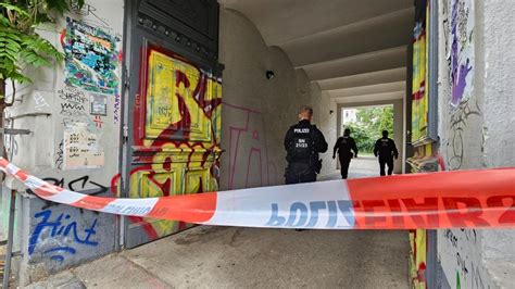 Nach Blockaden An Flugh Fen Razzien Bei Klima Klebern Der Letzten