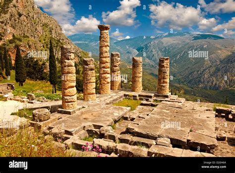 Las Ruinas Del Siglo Iv A C El Templo De Apolo Un Edificio D Rico