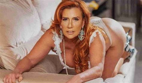 Aos Anos Rita Cadillac Posa De Lingerie Em Ensaio Sensual