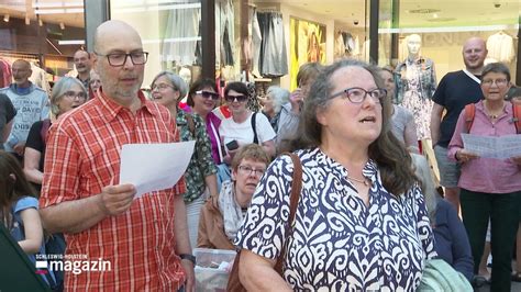 Kieler Chöre setzen mit Flashmob Zeichen gegen Rassismus NDR de