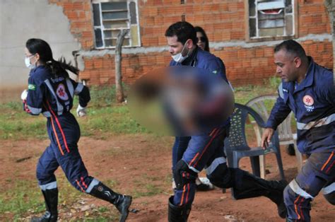 Crian A De Ano Cai De Cabe A Em Buraco De Aproximadamente Metro