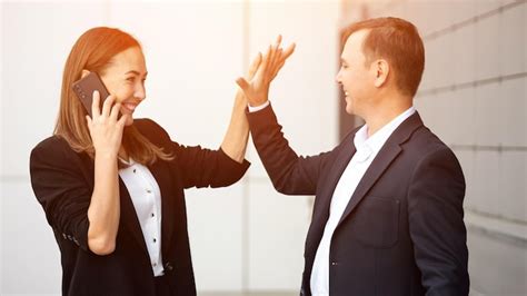 Des Employ S De Bureau Un Homme Et Une Femme Heureux Parce Qu Ils Ont