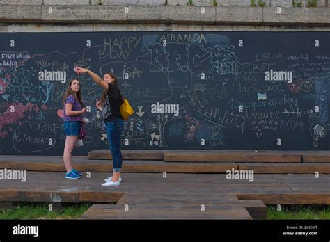 Deux Filles Prennent Un Selfie Avec Ce Quelles Ont écrit Sur Le