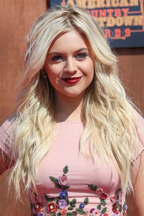 Kelsea Ballerini Wavy Platinum Blonde Long Layers Loose Waves