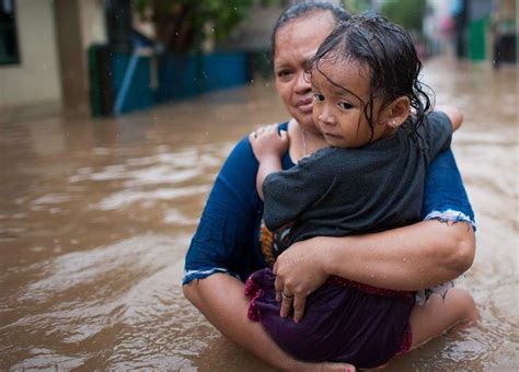 Las mujeres en la gestión del riesgo de desastres en América Latina