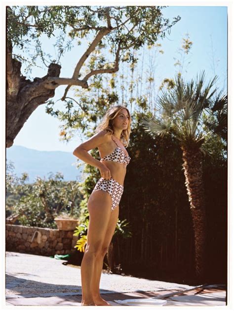 Hot Sexy Emily Brown Bikini Pics