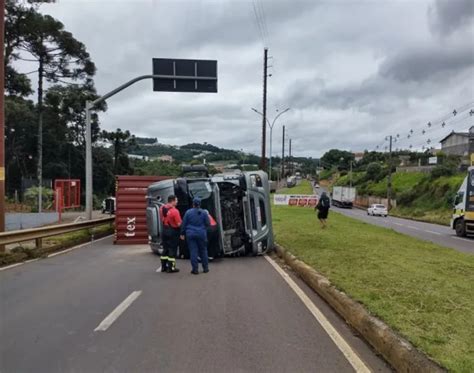 Carreta Tomba E Interdita Parcialmente A SC 135 Em Videira Michel