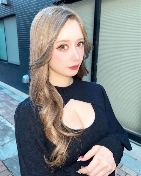 ゆうめろさんのインスタグラム写真 ゆうめろinstagram「イメチェンした👩🏼 💭 久しぶりにハイトーンにしたよ〜！ 最近前髪流すの