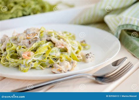 Massa Do Fettuccine Dos Alimentos E Dos Espinafres De Mar Nos Pratos