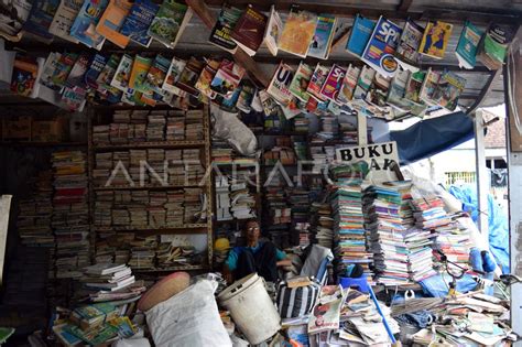 Penjual Buku Bekas Antara Foto