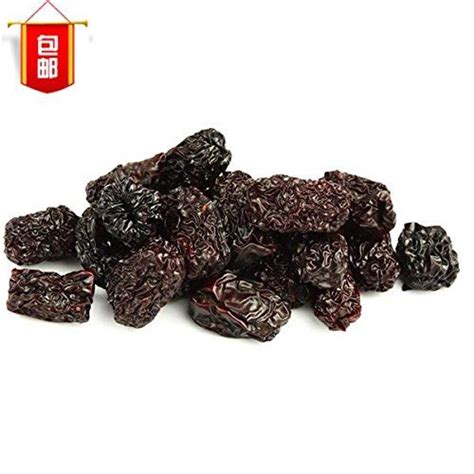 Dried Raisins On White Background With Chinese Text