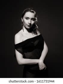 817 imágenes de Transparent dress nude Imágenes fotos y vectores de