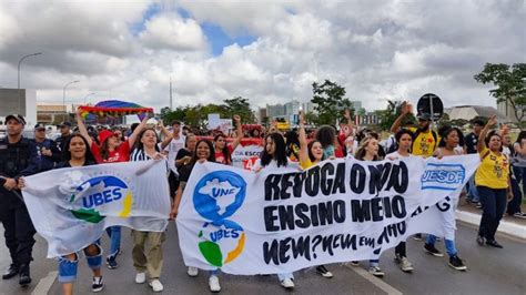 Estudantes De Todo O Pa S Fazem Protestos Contra O Novo Ensino M Dio