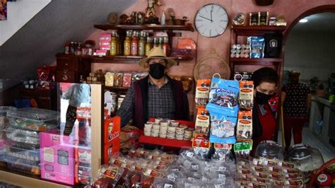 Dulce tradición don Luis celebra 60 años con su original rollo de