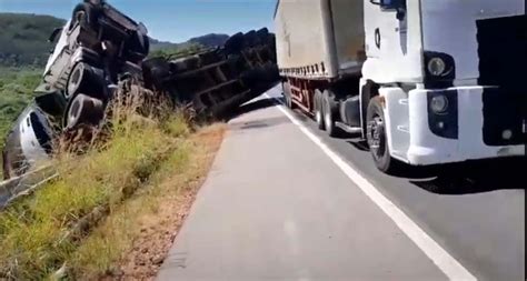 Colisão entre três caminhões deixa rodovia BR 135 parcialmente