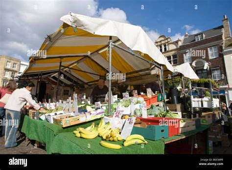 Market stall traders Stock Photo - Alamy