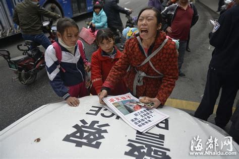 为救丈夫 女子在福州街头跪地卖女儿（组图） 社会 东南网