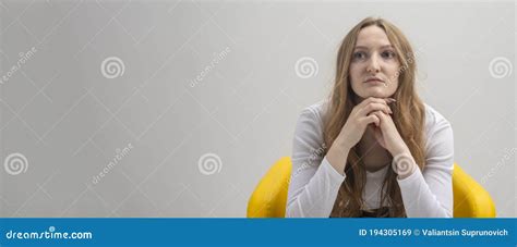 Portrait Dune Jeune Femme Du Caucase Pensive Réfléchie Tout En Pensant