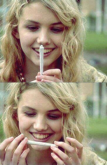 White Girl Amazed She Rolled A Joint So Nicely Lol Cassie Skins Skins