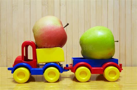 Voiture En Plastique De Jouet Avec La Pomme Rouge Photo Stock Image