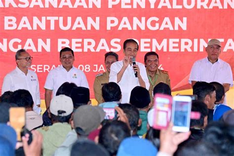 Presiden Jokowi Cek Stok Beras Dan Bagikan Bantuan Pangan Di Gudang