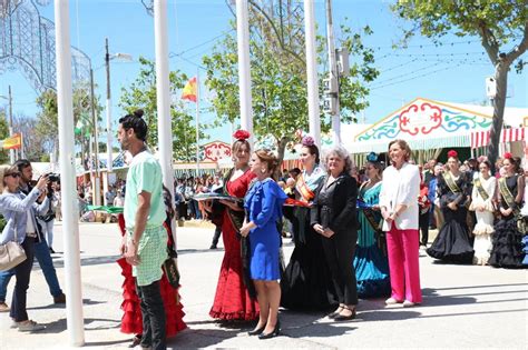 Comienza La Feria Izada De Banderas Urta De Oro Flamenco Y