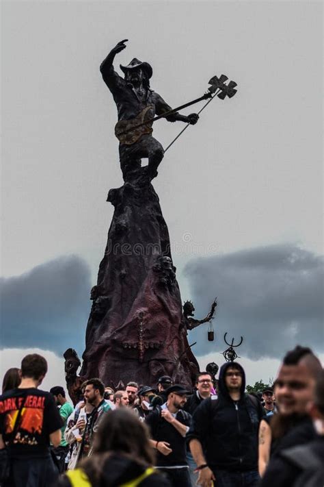 Estatua Del Tributo De Lemmy En Festival Del Metal De Hellfest Foto De