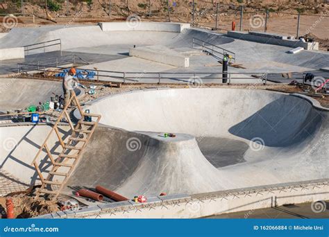 Building a New Skateboard Park Editorial Stock Image - Image of ...