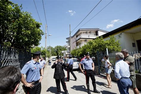 Lancia La Figlia Di Mesi Dal Balcone E Poi Tenta Suicidio