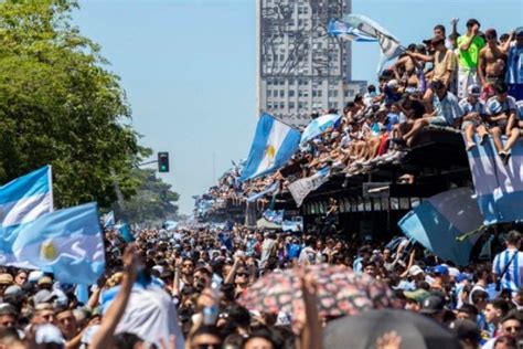 El micro de la selección no completó la caravana y los jugadores dieron